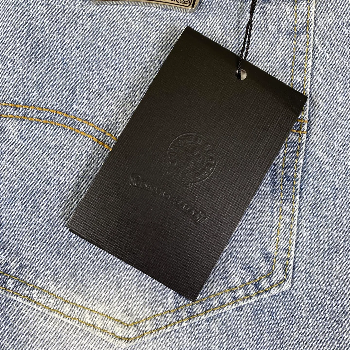 🅿️240 The correct version of Chroe Hets CH black leather jeans, priced at 4W level, patchwork cross pattern embellishment, high-waisted washed jeans! ! Absolutely high-end luxury products, 1.9W level god-level single products, super popular products, built with top heavy industry, a magic weapon that cannot be missed [About Zangyin] This is an extremely luxurious fashion brand that can also be called the aristocrats of the high street. It has always been an exclusive brand for some hipsters or rich second generations. Compared with ordinary high streets, it is more luxurious and noble. Compared with luxury brands, it has a more fashionable personality and has always been a brand that I have a special liking for. A6632 [Top heavy industry fashionable design] Consistently high-street luxury style creation. Speaking of this style, the Zangyin family and GU family are definitely the leading representative brands. Especially the Zangyin family has really achieved a state-of-the-art effect in creating high-street style. The color system of this model is made of unique washed materials. It is already quite eye-catching. It is decorated with pink patchwork cross flowers, which cleverly highlights the charm of the brand. Secondly, this model uses classic The classic high-waist cutting design highlights the long legs and the fashionable temperament of the upper body. The brand is highly recognizable and the slim fit configuration is more suitable for daily wear. This product is a product that interprets personality, fashion, and specifications at a glance. This single product is enough to make any fan excited. It can be a white T-shirt for youthful preppy style, or a tight sling for royal lady style. It has strong matching ability and can be easily controlled by men.  [Material and craftsmanship] Needless to say, this point goes without saying. As an excellent craftsman brand, Zangyin has really perfect requirements for details and craftsmanship. The washed color of this model has gone through so many processes, not to mention the embellishment of the denim appliqués. It is also purely handmade and sewn. Just like what they believe in, only handmade things have soul and have the meaning of wear. A top-notch heavy-duty fashionable denim item, I look forward to your perfect interpretation! ! 28-34 corresponds to S-XL